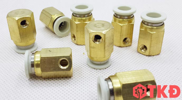 đế gắn béc phun sương ren hông đế gắn béc phun sương ren hông